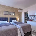 Πανσιόν Luxury Flats In Centre Πούλα